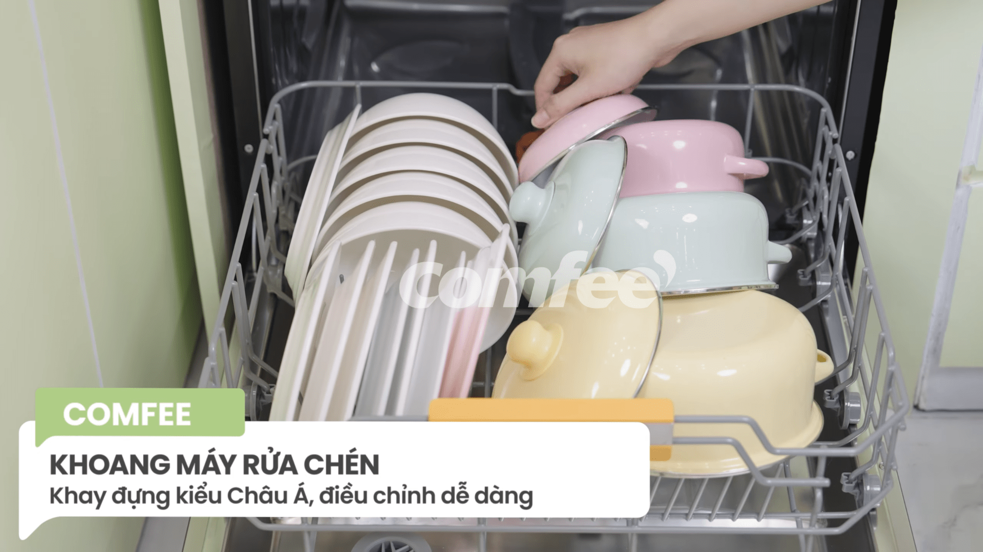 Nên sắp xếp chén, bát, xoong, nồi ngay ngắn trước khi rửa