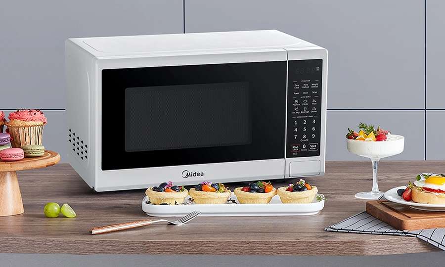 Midea 0.7-cu ft 700-Watt Countertop Microwave (White) in the Countertop  Microwaves department at