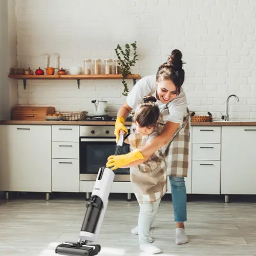 Frau und Mädhcen mit 2-in-1 NAss-Trockensauger als Beispielbild für die Blog-Kategorie Tipps & Tricks