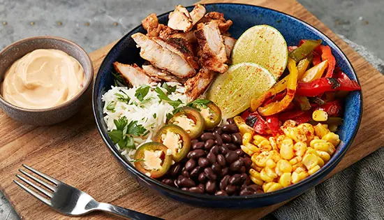 Burrito Chicken Bowl mit Gemüse und Bohnen